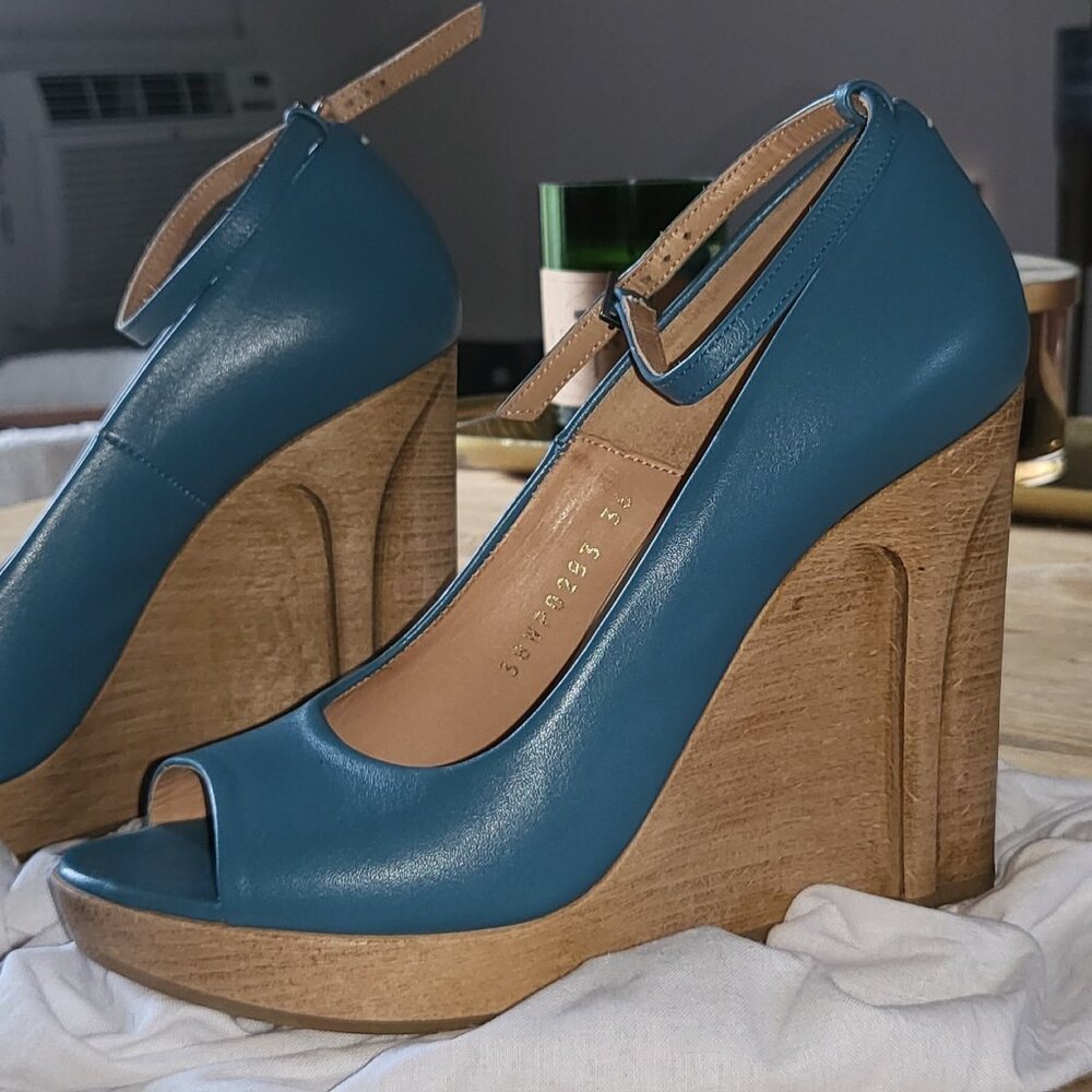 Wedge open toe shoe